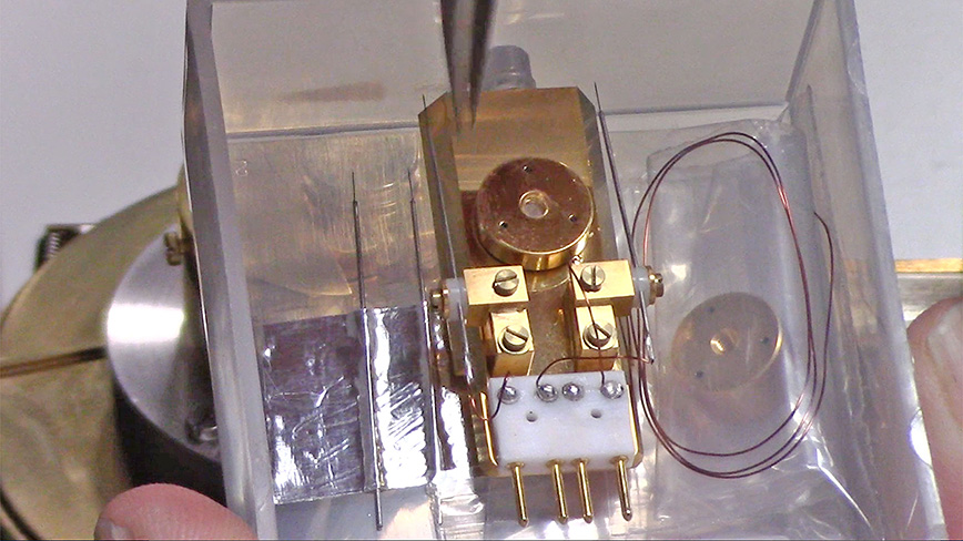 SmartEBIC electrical kit showing feed through contacts, 3 holes producing a Faraday cup, and probes